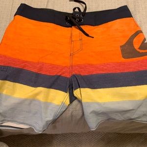 Gently used Quick Silver Men’s Board Short sz 33